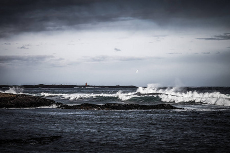 暴风雨海风景在冰岛。色调