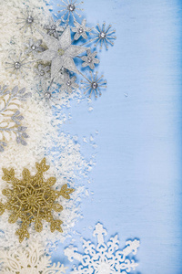 银装饰雪花和雪上蓝色的木制背景