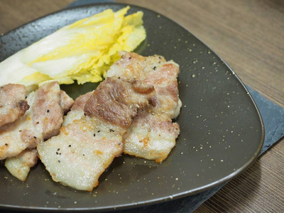 韩国菜用猪肚子烤
