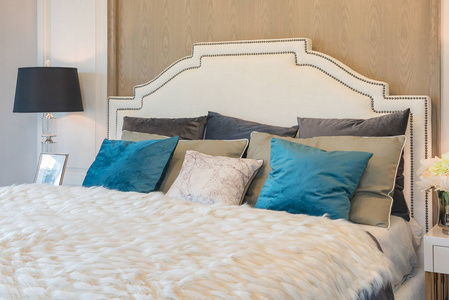 豪华卧室配蓝色枕头在床上