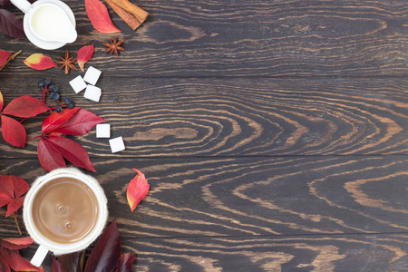 杯咖啡, 香料, 糖立方, 秋叶。秋天的装饰, 秋天的心情, 放松和静物的概念。平躺, 顶部视图。复制空间
