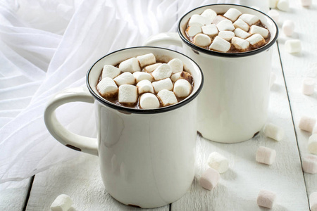棉花糖在白色杯热巧克力