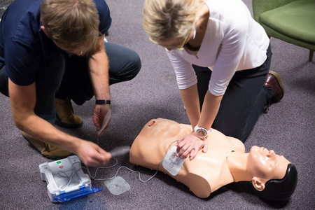 急救培训。除颤器 cpr 实践