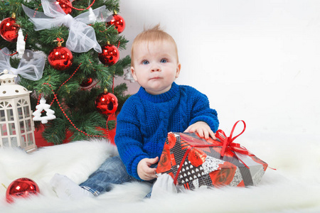 圣诞礼物在圣诞树上的男孩