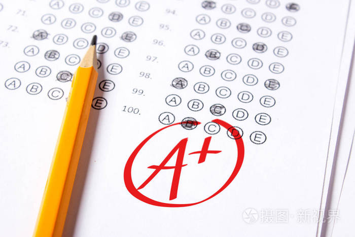 a 加的好成绩是用红笔写在考试上的