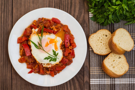 在白板上的 Shakshuka。传统的犹太菜。木桌。顶视图。特写