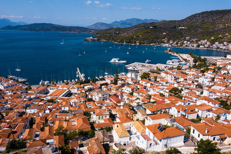 希腊爱琴海波罗斯岛海港的顶部景观