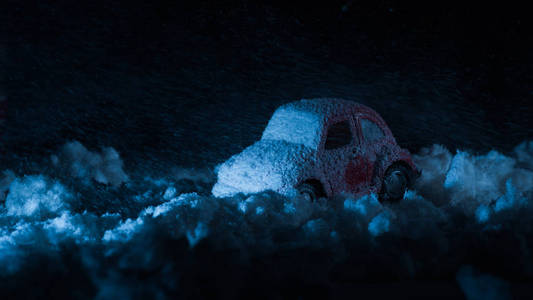 夜间被雪覆盖的玩具车特写镜头