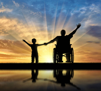 残疾人轮椅和他的儿子很高兴与他们思考日落
