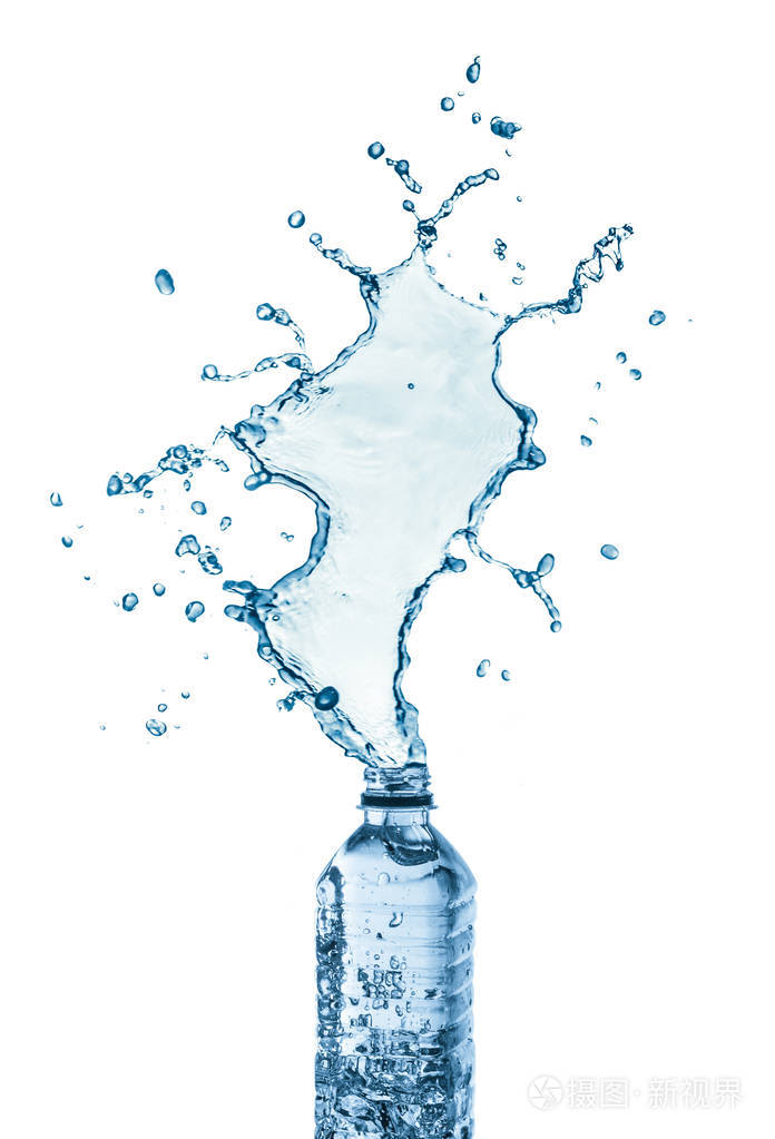 一瓶干净的饮用水.从透明瓶子里泼水