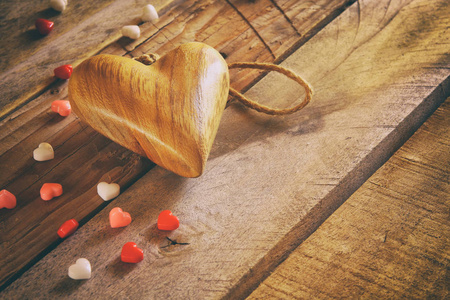 情人节的背景。木制的桌子上的心