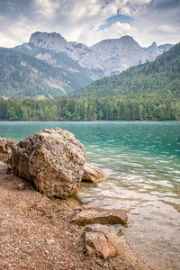 阿尔卑斯山湖面清澈的海水