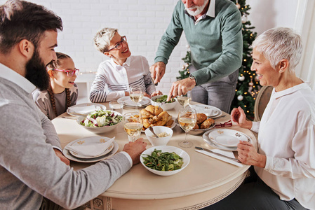家人聚集在一起过圣诞节, 庆祝, 吃午饭