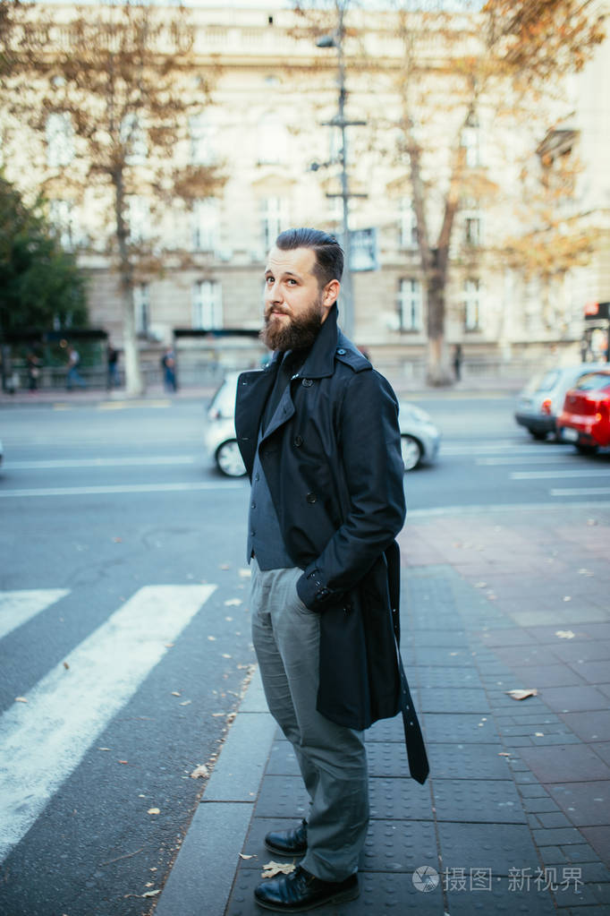 在街上留着胡子的帅哥.运动理念