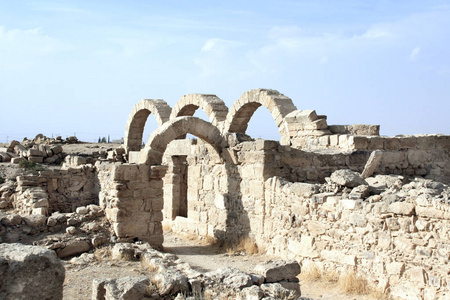 石头拱门和废墟的寺庙在乌姆拉萨斯, 约旦, 中东。联合国教科文组织世界遗产