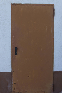 老棕色金属门