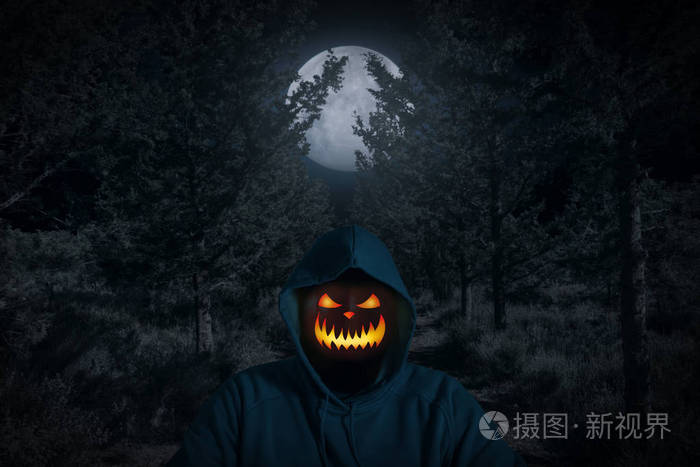 一个人的肖像, 用南瓜而不是头站在黑暗的森林里, 有月光。恐怖万圣节的概念