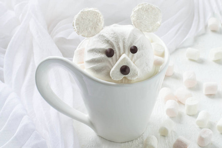 棉花糖在形式的北极熊热巧克力