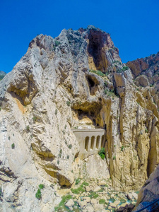 美丽的景色的 Caminito Del Rey 山间小道沿着陡峭的悬崖