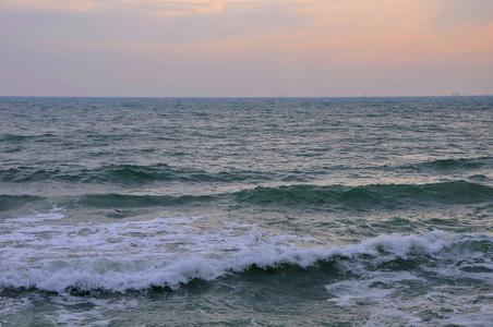 黑海的全景波浪, 在地平线上。具有纹理的艺术照片
