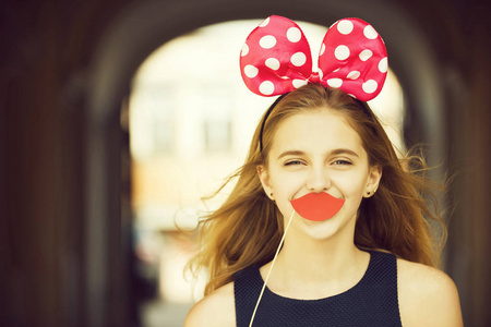 快乐的漂亮女孩可爱老鼠的耳朵和红红的嘴唇