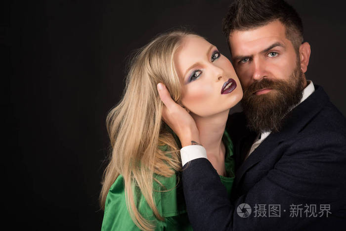 增加情感上的亲切感.带着胡子的男人抱着长头发的女人.