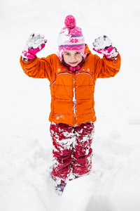 在户外的冬天在雪地里玩耍的女婴穆斯林