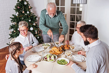 家人聚集在一起过圣诞节, 庆祝, 吃午饭
