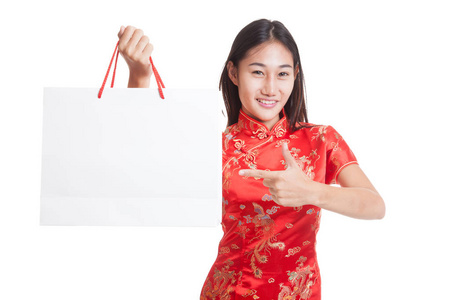 亚洲女孩穿着旗袍的时提着购物袋