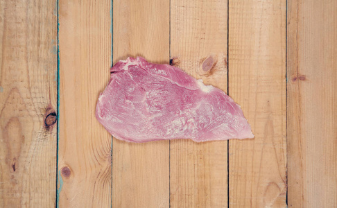 片木背景上新鲜的肉图片