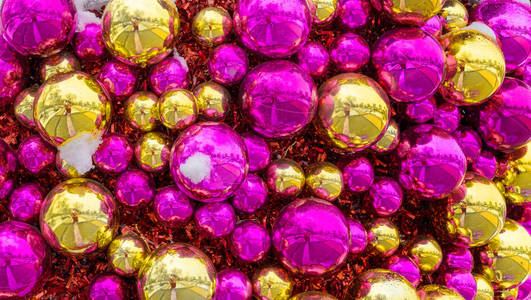 金色和粉红色的圣诞球。节日背景