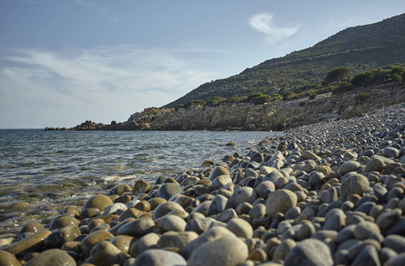 撒丁岛蓬塔莫伦蒂斯海滩的壮丽景色, 夏季拍摄 一个完全没有污染和自然的地中海鹅卵石海滩
