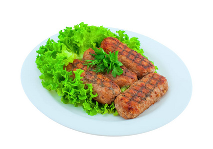 肉排煎的烤架上，躺在白板上的生菜叶子上。高脂肪食品 快餐食品