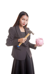 亚洲业务女人与猪硬币银行和锤子