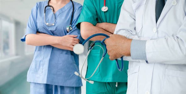 与其他医生,护士和外科医生一起在医院办公室或诊所工作的专业医生.