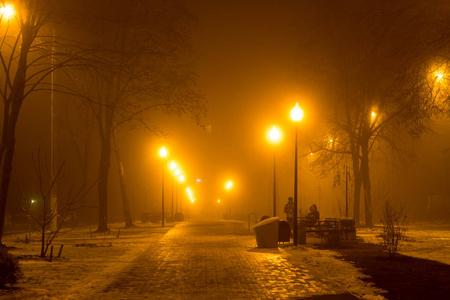 晚上大雾中被路灯照亮的步行街图片