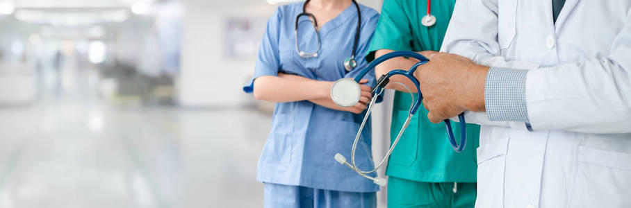 与其他医生,护士和外科医生一起在医院办公室或诊所工作的专业医生.