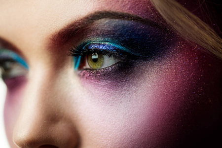 美丽女性的眼睛涂成金色黑色,处理过的照片宏和特写的创意彩妆主 