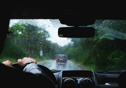 雨天驾驶汽车