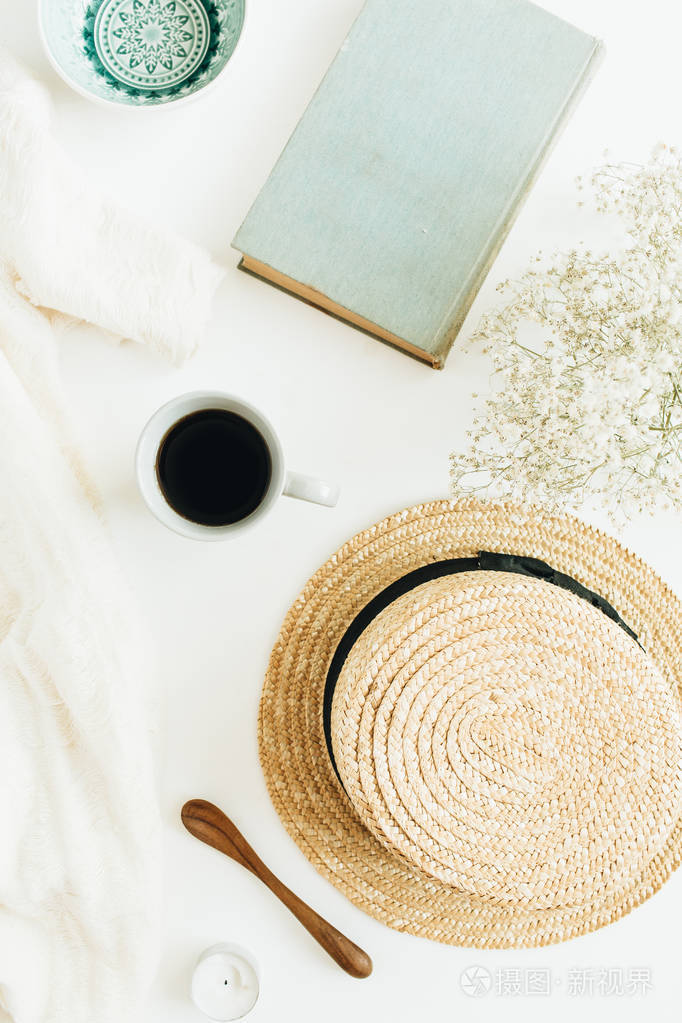 静物与咖啡, 书, 花, 草帽和毯子在白色背景的生活成分。平躺, 顶部视图