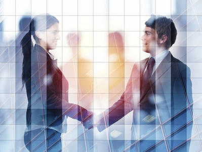 两位生意人的握手在办公室的伙伴关系和团队合作的概念. 双重曝光