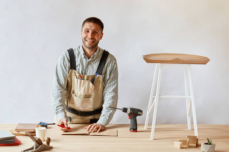 木匠用铅笔在桌子上用工具制作选秀计划