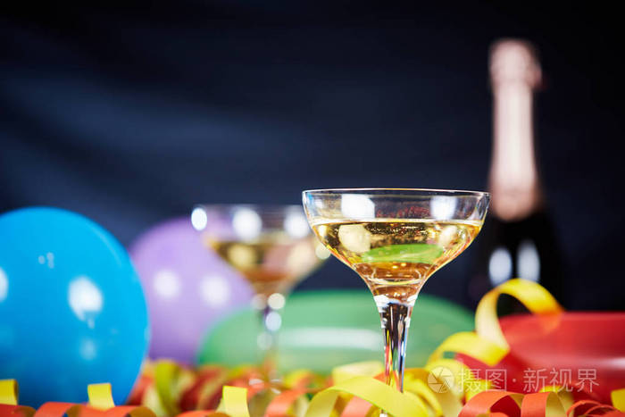 快乐的聚会庆祝与气球的香槟