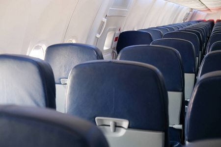 空的乘客位子在飞机之内。飞机上的椅子排