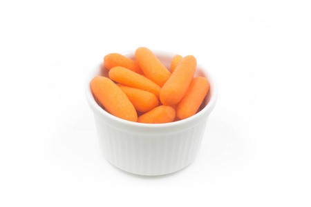 小胡萝卜在碗查出在白色背景