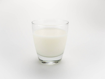 在玻璃中的牛奶图片