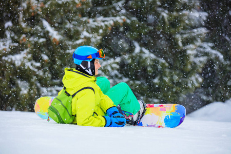 女孩滑雪者享受冬季滑雪场