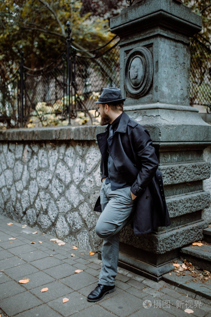 在街上留着胡子的帅哥.运动理念