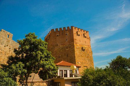 基齐尔库勒塔。从城墙的顶部可以看到城市的景色, 红塔。阿拉尼亚, 安塔利亚区土耳其亚洲