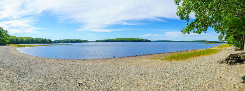 加拿大新斯科舍省凯金木吉克国家公园的凯金木吉克湖和海滩全景
